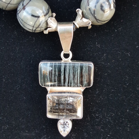 Women’s beaded necklace with Charles Albert pendant - Picture 9 of 10